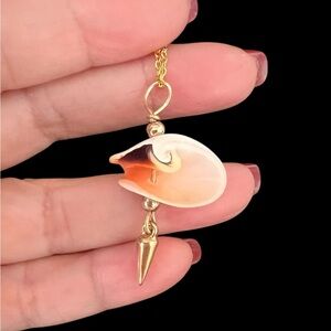 Elegant Gold and Cream Shell Pendant Necklace